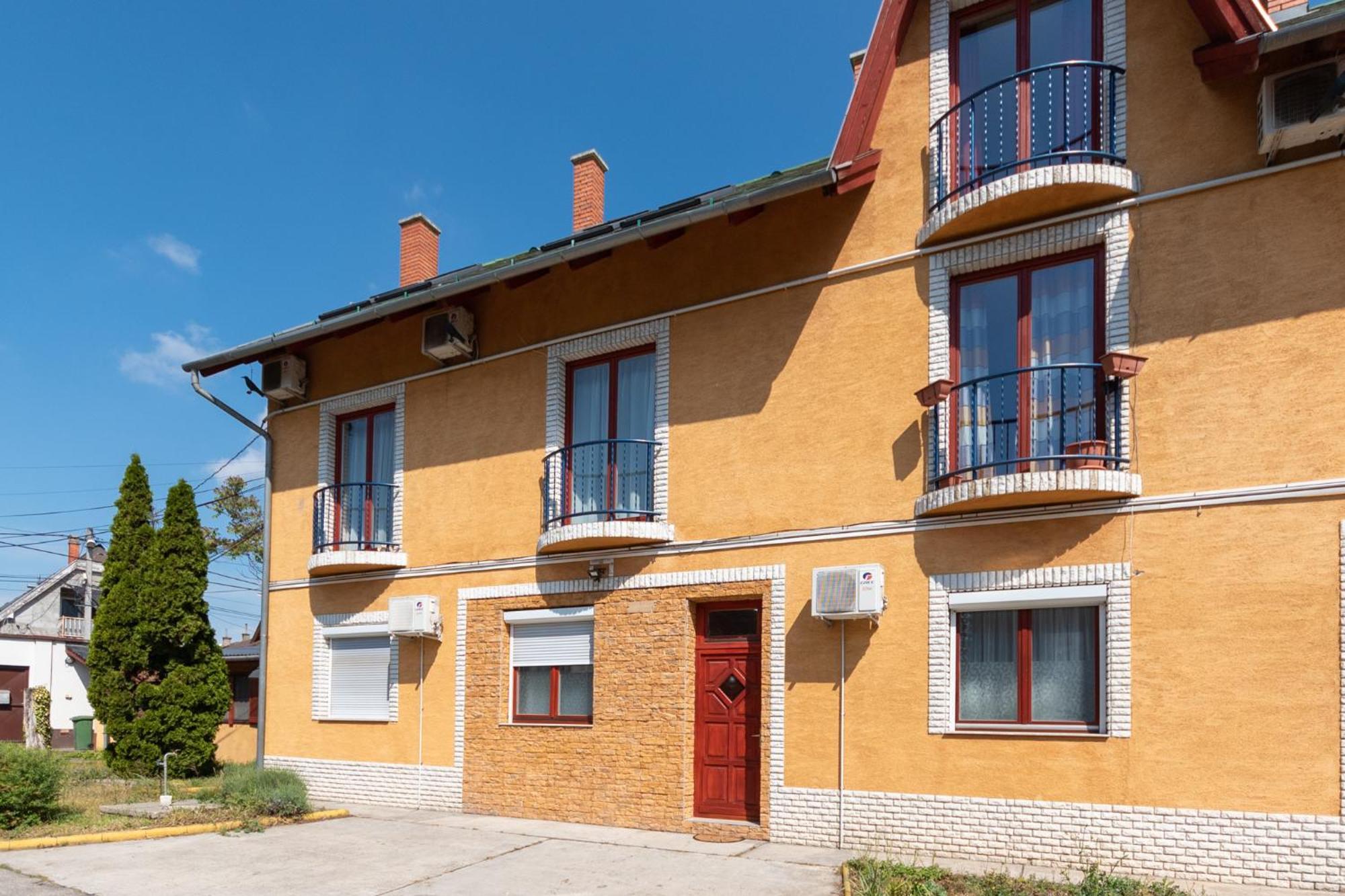 R Apartments Boedapest Buitenkant foto